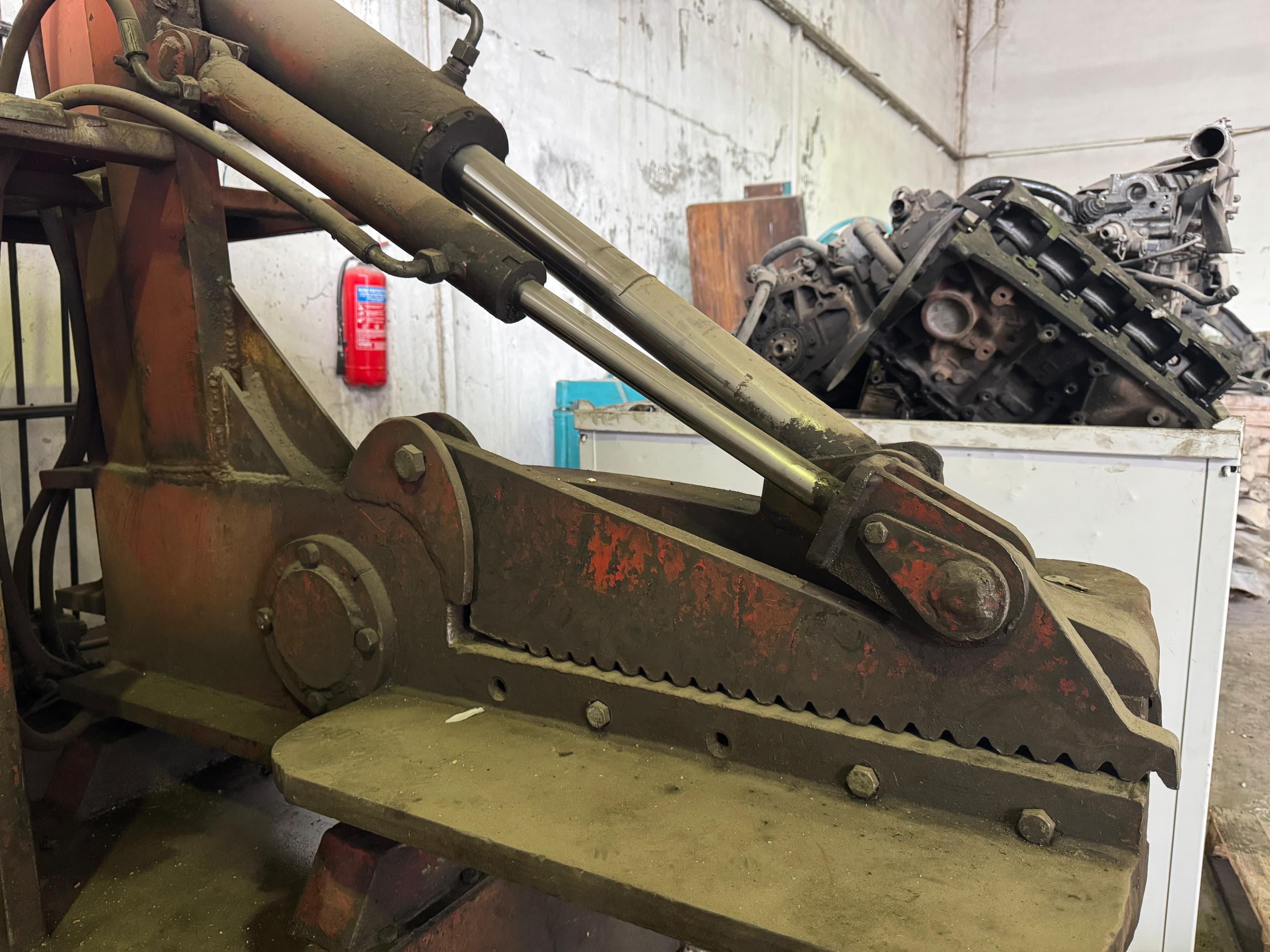 Hurda kesme ve parçalama makinesi