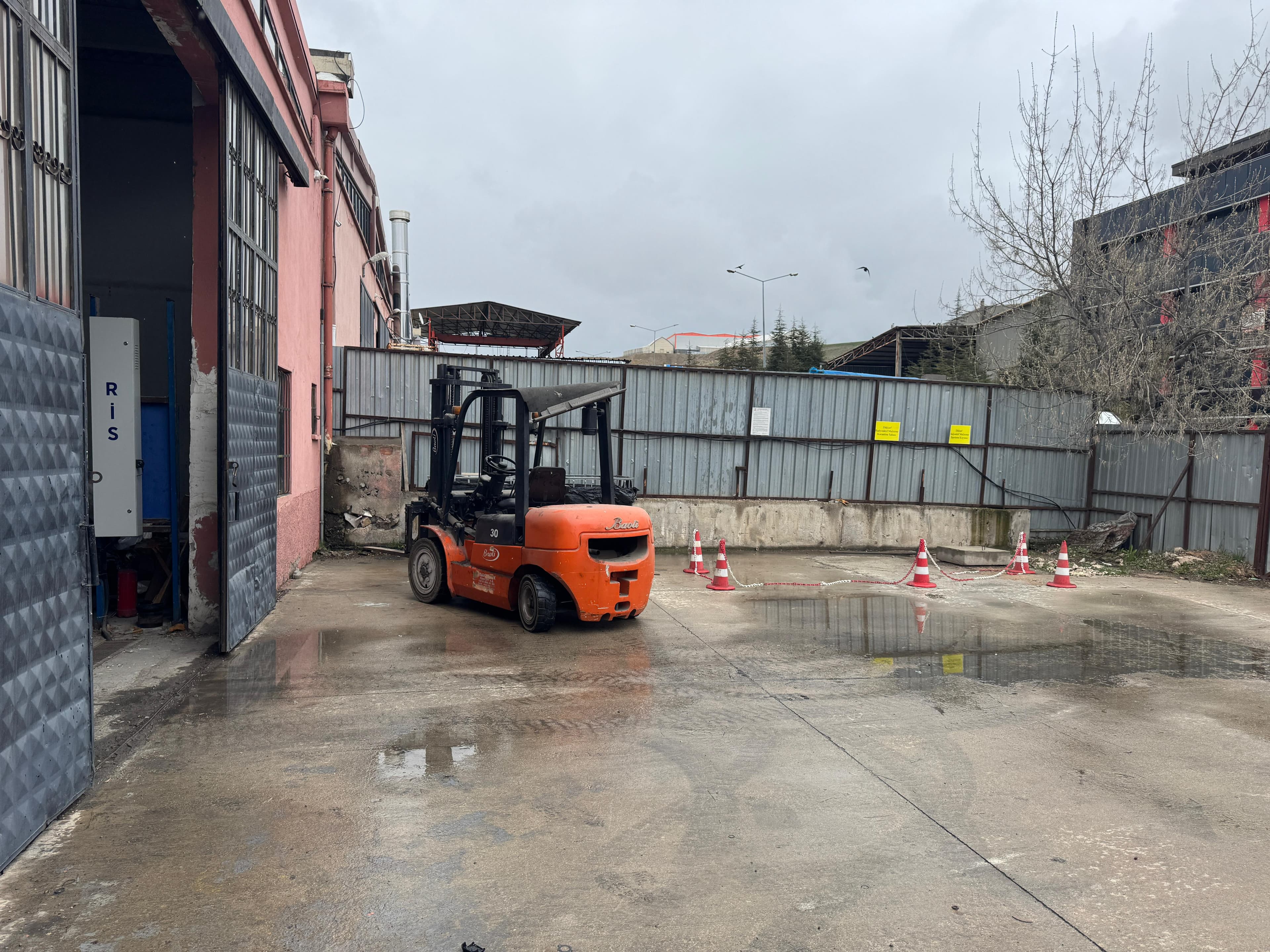 Tesis dış alan ve forklift