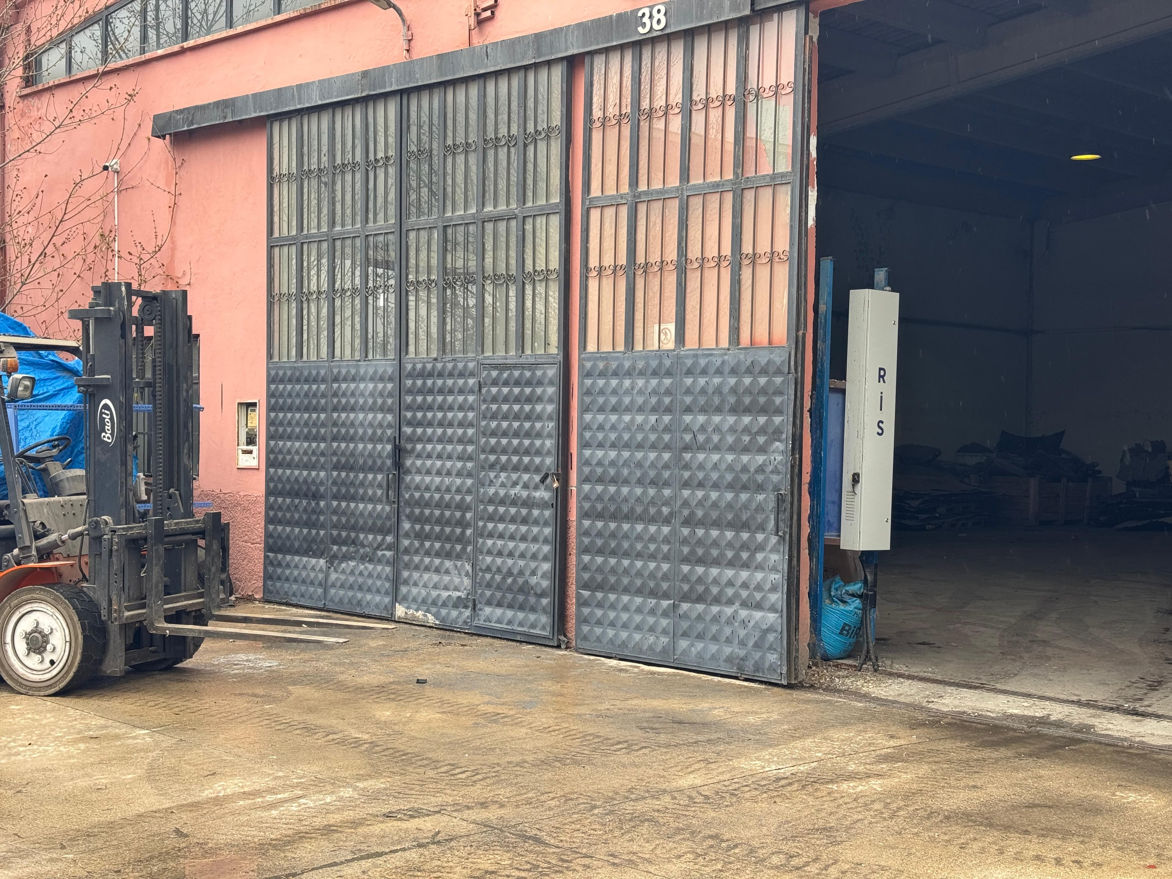 Tesis giriş kapısı